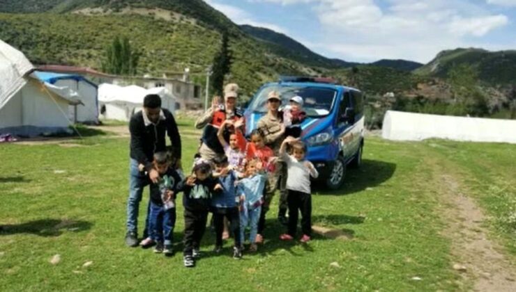 Jandarma, zelzele bölgesindeki çocuklarla 23 Nisan’ı kutladı