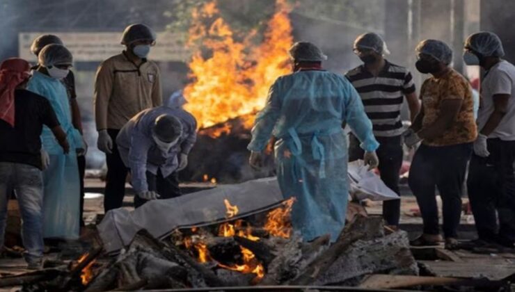 Ceset yakma alanında yarı yanmış insan eti yiyen iki kişi köylüler tarafından dövüldü
