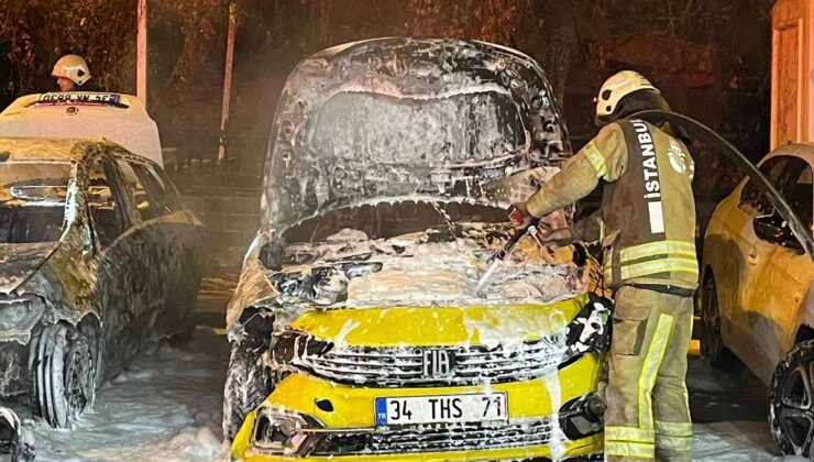 Fatih’te Park Halindeki Arabada Yangın Çıktı
