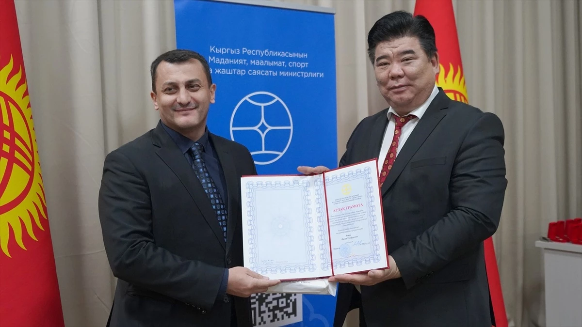 Kırgızistan Kültür, Enformasyon, Spor ve Gençlik Siyaseti Bakanlığı AA muhabiri Nazir Aliyev’e ödül verdi