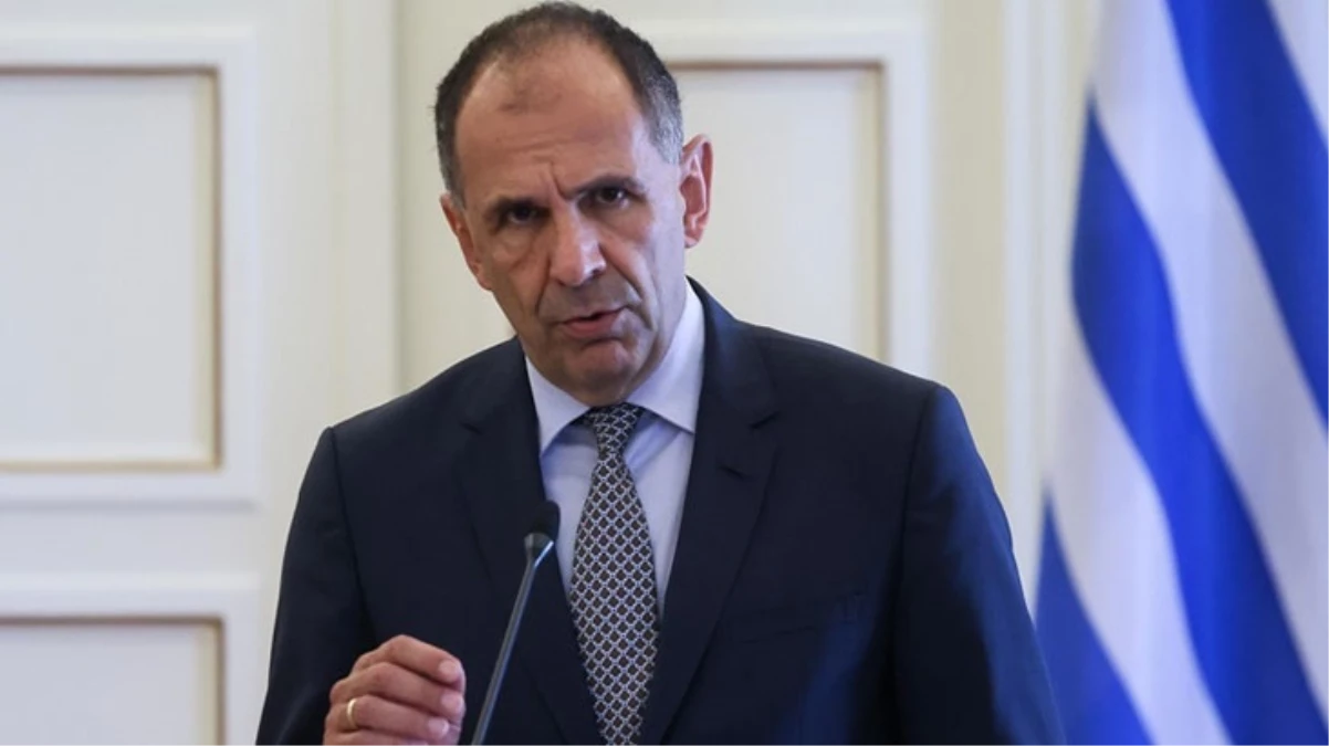 Ülkesinde tenkitlerin maksadı olan Yunan Bakan, Erdoğan’ın önünde eğildiği imajlara açıklık getirdi