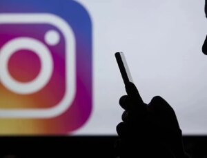 AK Parti’de toplumsal medya krizi! Instagram yasağı iki bakanı çileden çıkardı