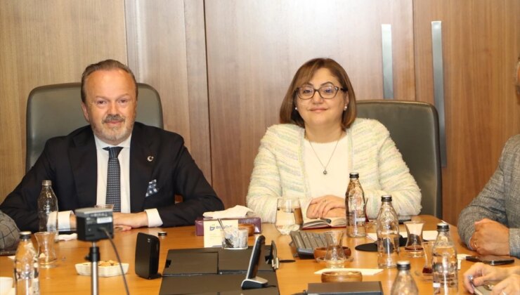 Gaziantep Büyükşehir Belediye Başkanı Fatma Şahin, hidrojen dalı temsilcileriyle bir ortaya geldi