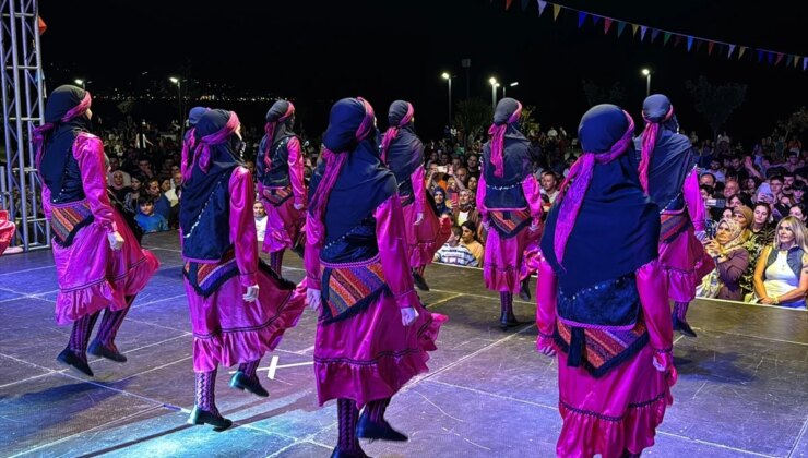 Rize’de 13. Tulum ve Kemençe Şenliği’nde En Süratli Çay İçme Yarışı Yapıldı