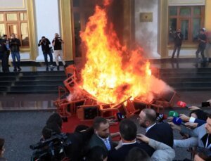 Bizimkilerden beteri de varmış! Arnavutluk’ta suratını alamayan vekiller, meclis sandalyelerini ateşe verdi