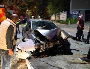 Elazığ’da Araba Sinyalizasyon Direğine Çarptı: 3 Yaralı