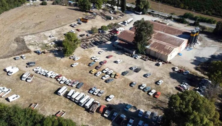 Adana’da Yediemin Deposunda Çürüyen Araçlar