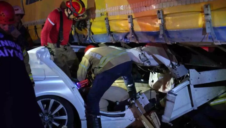 Esenyurt’ta Trafik Kazası: Şoför Dorsenin Altında Sıkıştı