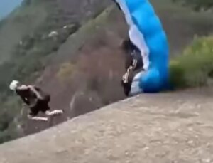 Yamaç paraşütü eğitmeni, kayalıklardan atladığı sırada yere çakılarak hayatını kaybetti