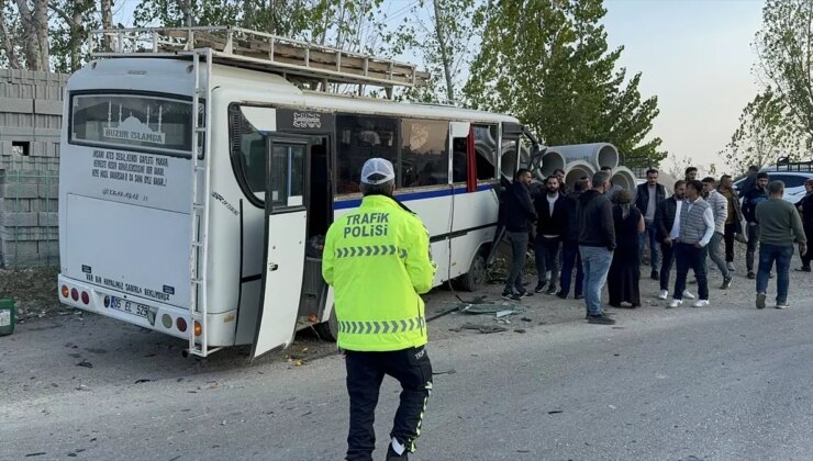 Adana’da Araba ve Midibüs Çarpıştı: 2 Yaralı