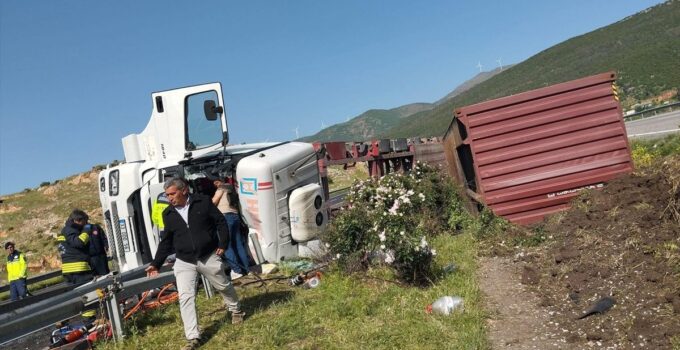 Gaziantep’te devrilen tırın sürücüsü yaralandı