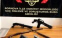 İzmir’de 2 konutta yapılan aramada 7 ruhsatsız tabanca ve 4 pompalı tüfek ele geçirildi; 3 gözaltı