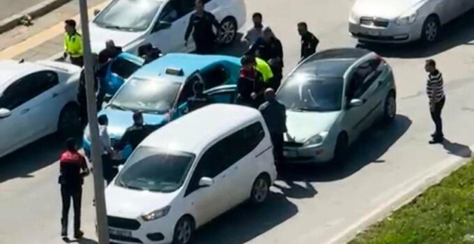 Taksiciyi rehin alıp, polisle çatışan şahıs yaşanan kovalamaca sonucu yakalandı